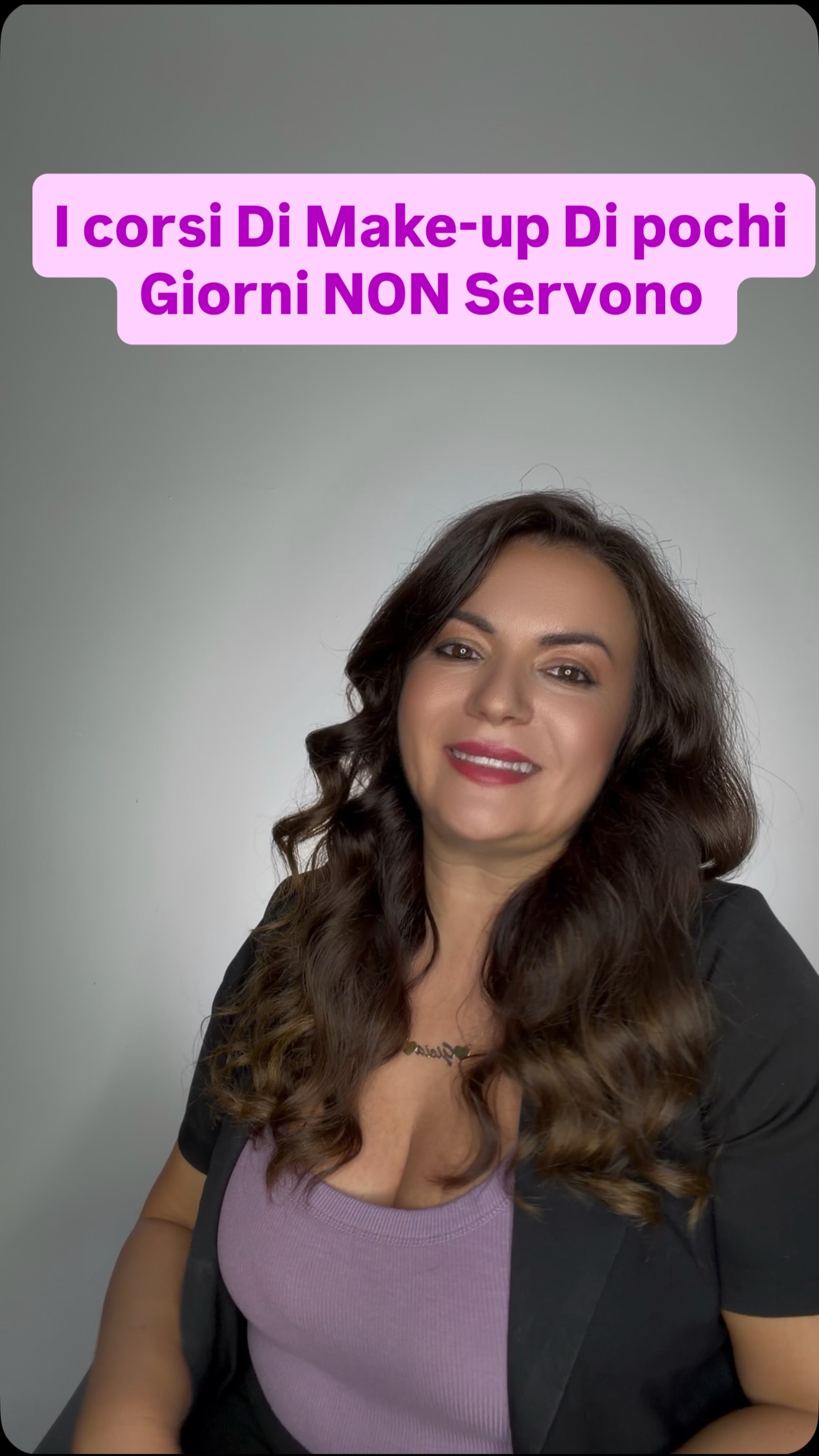I corsi di makeup da “un weekend e via”? Una perdita di tempo. 🚫💄La dico tutta: dopo 2 giorni di corso l’unica cosa che sai fare è copiare esattamente quello che la docente ha fatto sulla modella.Ma nella vita reale le clienti non sono tutte uguali:• Pelle diversa• Morfologia degli occhi diversa• Esigenze e gusti uniciSe non sai perché stai usando quella tecnica o quel pennello, ti bloccherai alla prima difficoltà e ti servirà un altro corso. E poi un altro ancora.Alla Miky Academy insegniamo a ragionare, non a copiare. Imparerai a capire la pelle, le forme del viso e a creare makeup su misura a 360°.🔥 Il nuovo corso parte a GENNAIO.📩 Commenta ACADEMY qui sotto e ti inviamo tutti i dettagli in privato!