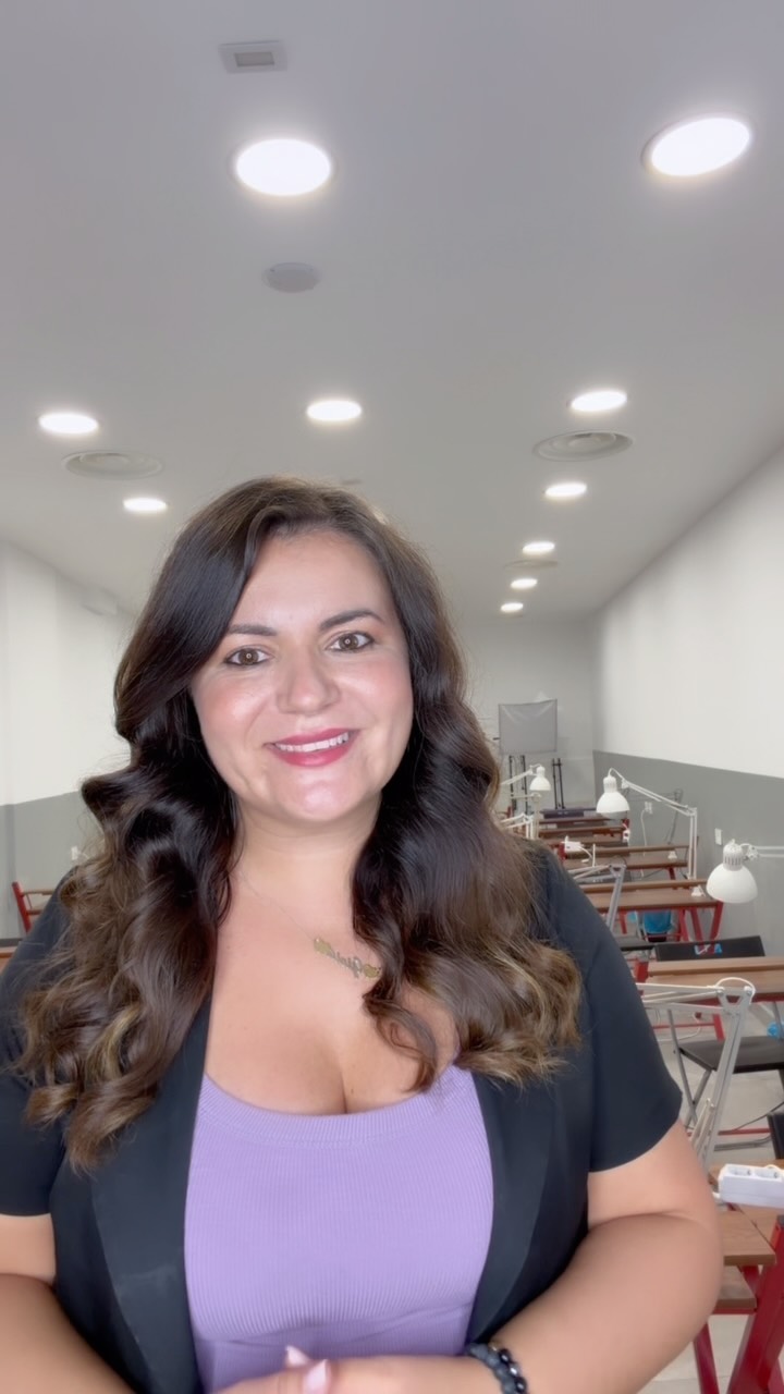 Scegliere dove formarsi non è una questione di chilometri, ma di qualità. 🎯✨Troppo spesso la distanza ci spaventa e ci fa accontentare della scuola più vicina a casa, rischiando di scendere a compromessi sul nostro futuro professionale. Ma la vera domanda è: quanto vale davvero la tua formazione? 💡Non lasciare che qualche chilometro decida per te. Se vuoi investire davvero nelle tue competenze e fare la differenza nel settore, meriti il percorso migliore.Scrivi “INFO” nei commenti o inviaci un messaggio in DM per scoprire tutti i nostri corsi e capire come possiamo aiutarti a raggiungere i tuoi obiettivi! 📩👇